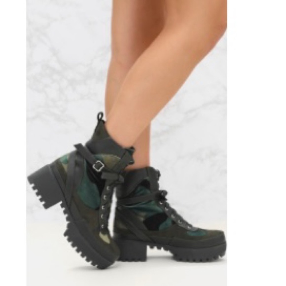 S🅾️LD‼️‼️ Pretty Little Thing Boots